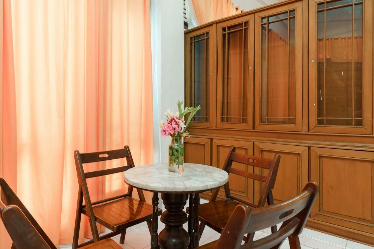 Отель Reddoorz @ Tuktuk Danau Toba Экстерьер фото