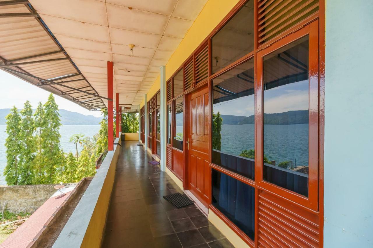 Отель Reddoorz @ Tuktuk Danau Toba Экстерьер фото